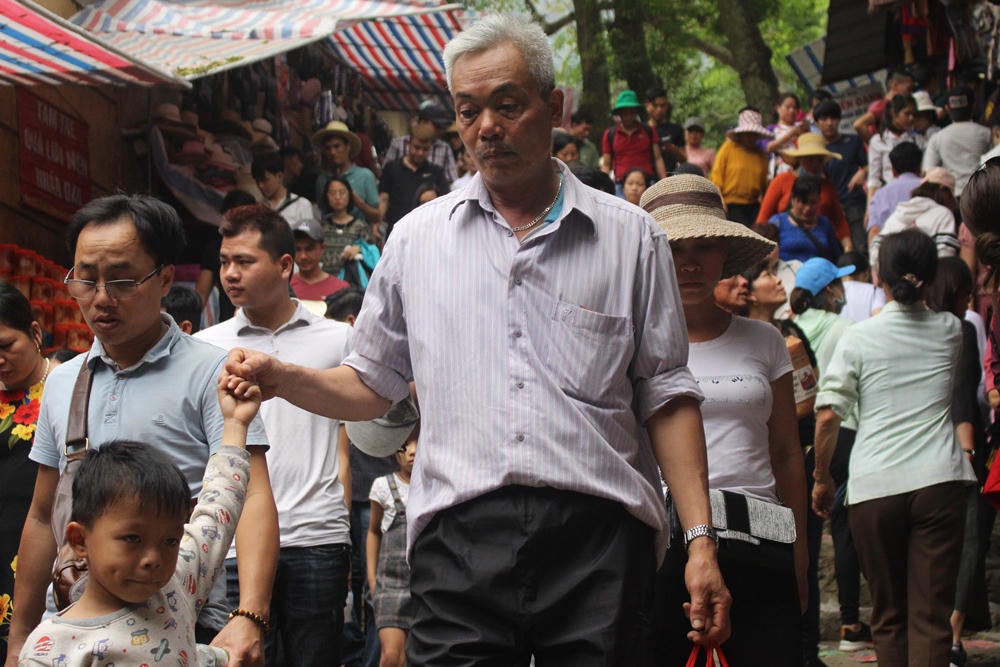 Hàng vạn du khách đổ về chiêm bái chùa Hương mỗi ngày Tết 